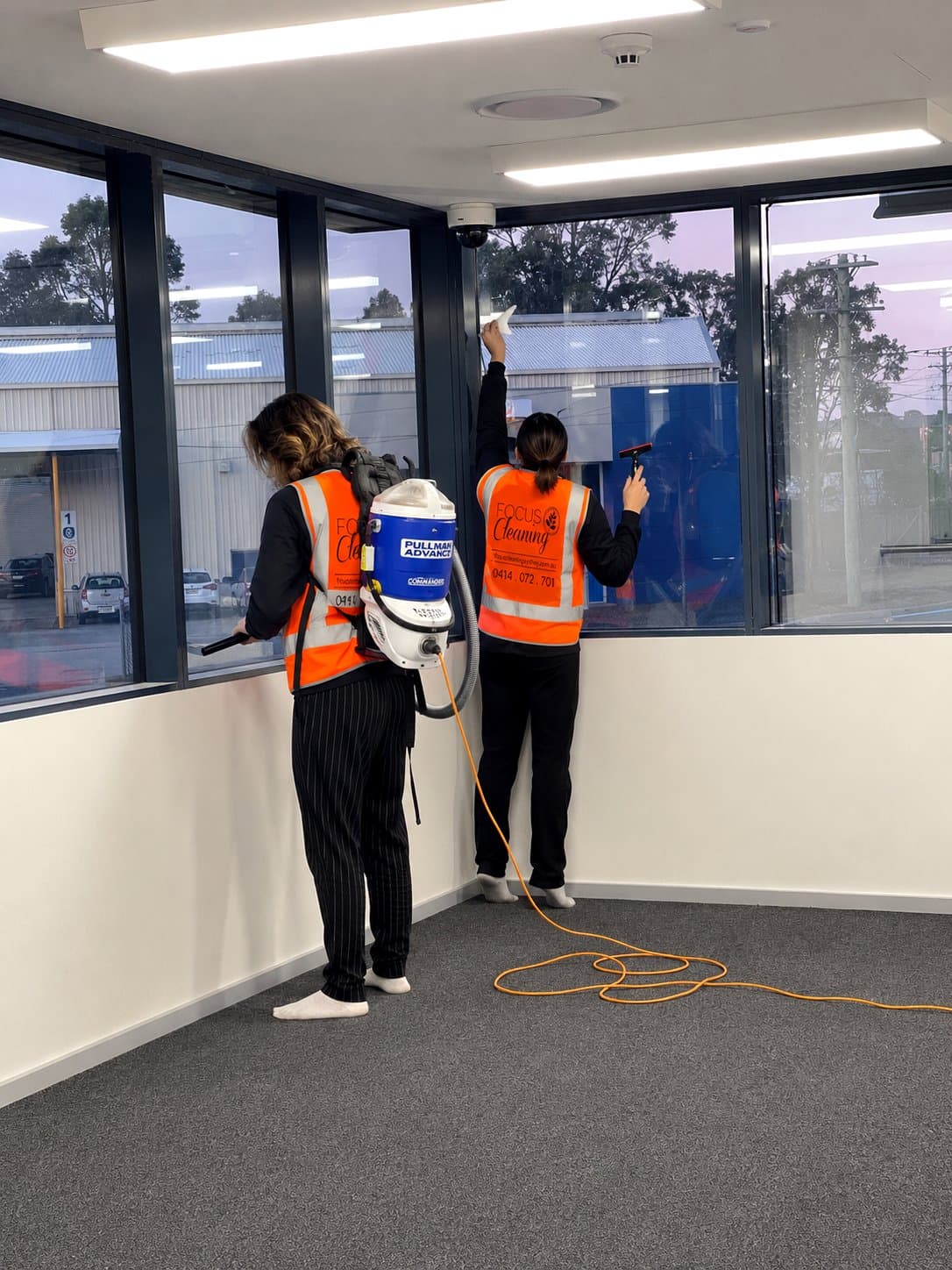 Focus team cleaning windows on a construction handover