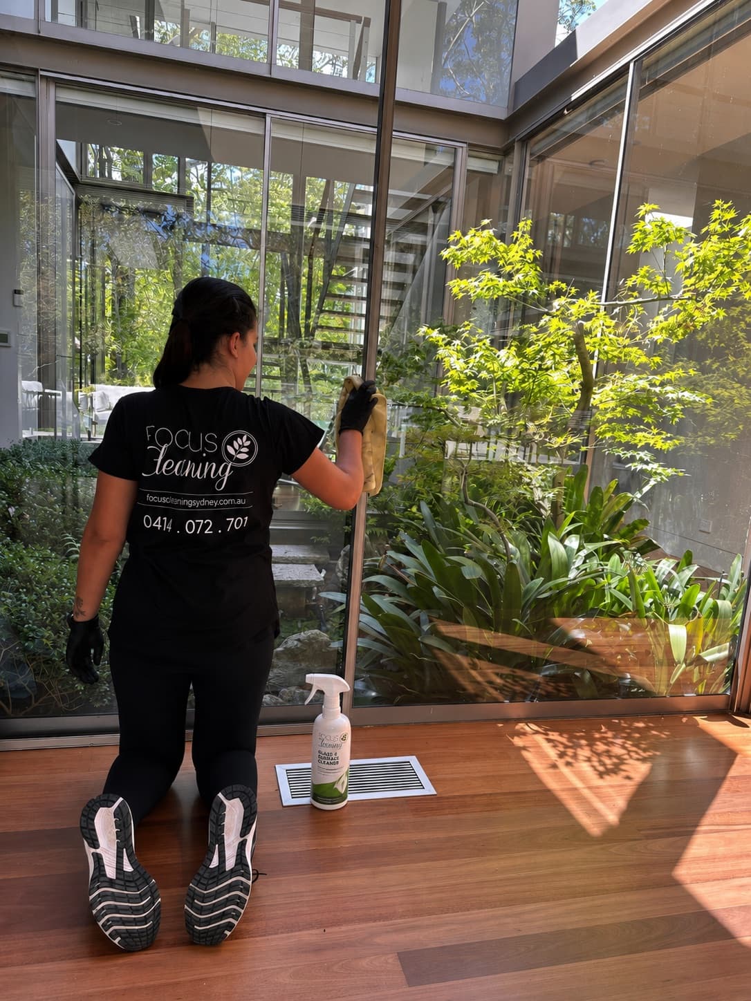 Focus cleaner deep cleaning a Sydney kitchen