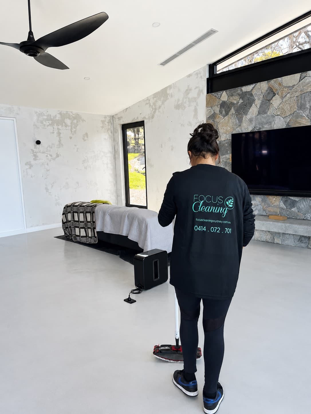 Focus cleaner deep cleaning a living space